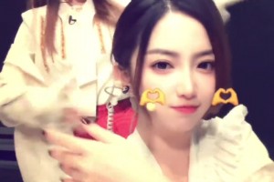 女主播佳依：這比賽看的我只想打臉！小七在后面瘋狂比劃打臉動作