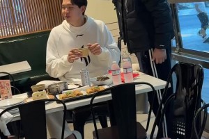 楊瀚森師徒見面很溫馨??！楊瀚森的發(fā)型只有劉教練可以說他了??