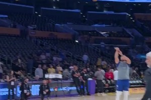 對陣湖人，庫里賽前三分訓(xùn)練，輕松得像喝水一樣！