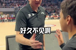提前預(yù)定？威姆斯帶兒子觀賽廣東男籃 杜鋒：以后一定來宏遠(yuǎn)打球