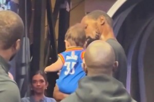 杜蘭特雖然還是單身，但抱小孩的手勢也太嫻熟了吧??????