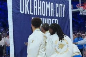 俄城第一冠！雷霆升起冠軍旗幟，小伙子們上去趕緊摸一把！