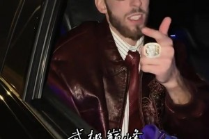 意氣風(fēng)發(fā)！霍姆格倫在戰(zhàn)勝火箭后搖下車窗炫耀自己的總冠軍戒指~