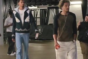 狀元大對(duì)決！文班亞馬賽前抵達(dá)球館！感覺(jué)又長(zhǎng)高了！