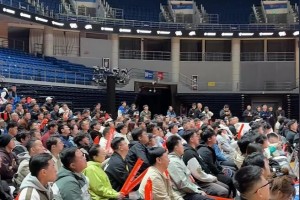 人很多啊！青島隊在球館內(nèi)組織球迷一起觀看楊瀚森NBA首秀~