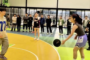 1v1這兄弟看似輸實(shí)則贏麻！小姐姐捂住胸部：你往哪打呢？