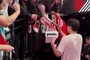 很多中國球迷觀戰(zhàn)首秀?。铄瓰榍蛎运蜕虾灻⒛托幕觺