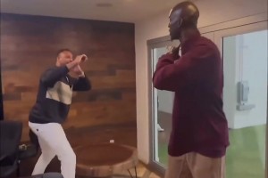 兩個活寶??皮爾斯和加內(nèi)特切磋武藝