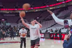 今天常規(guī)賽首秀！小吧拍到楊瀚森在賽前猛練籃下小勾手~