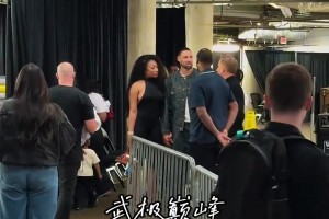 女友梅根來接克萊下班，克萊都顯得小鳥依人了...