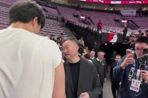 師徒情深！青島主帥劉維偉現(xiàn)場給楊瀚森助威，還和前外援里斯聊天