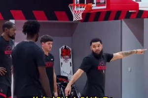 恢復(fù)都這么神速嗎！術(shù)后的范喬丹已經(jīng)摘掉護(hù)具！上場(chǎng)指導(dǎo)隊(duì)友了！