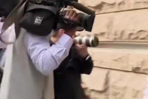 兩回事？比盧普斯周四下午離開聯邦法院 因洗錢和電信欺詐指控出庭受審