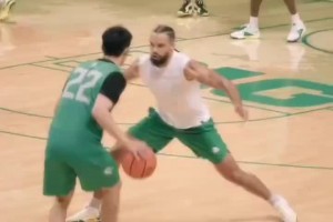 俄勒岡大學(xué)隊(duì)內(nèi)訓(xùn)練！林葳運(yùn)球一步晃開到訪的學(xué)長狄龍布魯克斯！