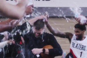 一掃陰霾！開拓者全員潑水慶祝斯普利特首勝??小楊潑得很開心啊