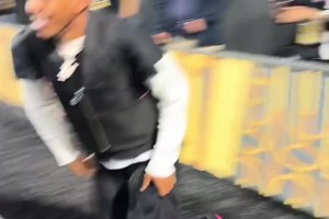 亞馬爾跳出去慶祝時(shí)還要把褲腰弄低一點(diǎn)，你小子有點(diǎn)騷??