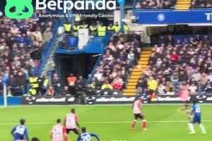 切爾西球迷：這時(shí)候VAR消失了，看看門將對(duì)庫(kù)庫(kù)雷利亞做了什么