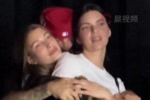 比伯和海莉以及肯豆抱在一起看演唱會(huì)！網(wǎng)友：以為是AI生成的~