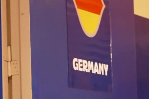 摯友！名場面：美國隊被淘汰，里夫斯去德國更衣室恭喜施羅德！