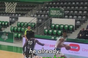 鶴立雞群！看看15歲的文班是怎么打球的，真是瞎眼可見的天賦啊！