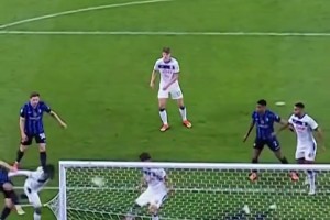 這也太猛了吧！索默這極限三連撲，是把對(duì)手看成拜仁了嗎？