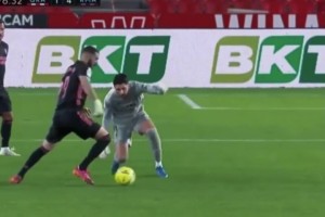 ??降智光環(huán)專治門將！本澤馬效應，門將在場上的失智行為！