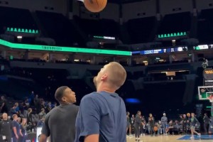 約基奇居然玩起了左手扣籃！估計(jì)是他今天跳最高的一次了！