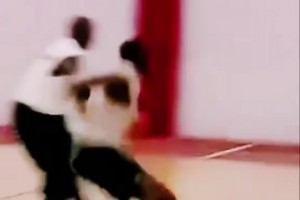 這是1999年退役的喬丹，在公牛隊(duì)訓(xùn)練1V1教育新秀科里