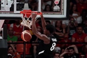 身體素質(zhì)炸裂！探花埃奇庫(kù)姆效力巴哈馬男籃隔扣隊(duì)友圓臉登??