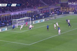 爭(zhēng)議！埃斯波西托禁區(qū)被拉倒！主裁聽(tīng)取VAR后沒(méi)有判罰點(diǎn)球！