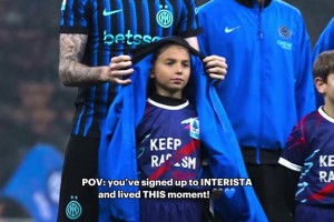 大暖男?！巴斯托尼為小球童披上自己的訓(xùn)練服避雨