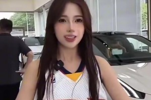 長得有點好看?。∫晃黄嚺N售身穿庫里球衣，在直播間戴皇冠