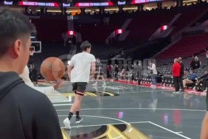 面對(duì)自己的偶像！楊瀚森練習(xí)籃下終結(jié)，遠(yuǎn)端的約基奇正在訓(xùn)練三分！