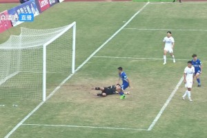 隊友完全沒想到！中甲遼寧鐵人門將送禮式“脫手”導致球隊被絕平