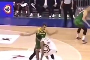 柔韌性無敵！文班亞馬摔的瞬間也太嚇人了，不過馬上站起來！