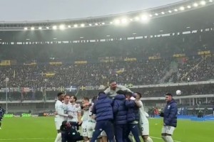 不容易！實(shí)拍：雨戰(zhàn)讀秒絕殺維羅納，國(guó)米眾將紛紛跑入球場(chǎng)慶祝