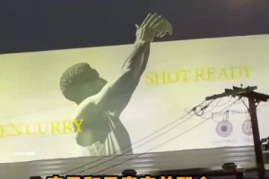 這位置涉及簡(jiǎn)直天才！庫(kù)里新書廣告牌，仿佛庫(kù)里投出了一顆月亮！