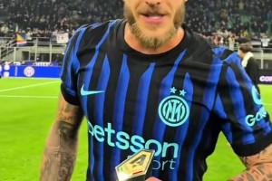 送穿透力極強(qiáng)助攻！迪馬爾科賽后領(lǐng)取單場(chǎng)MVP獎(jiǎng)杯??